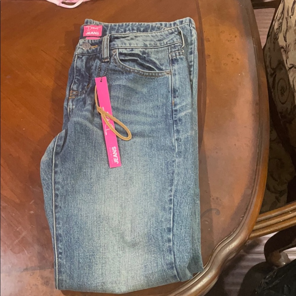 Low rise jeans with straight hip and thigh
